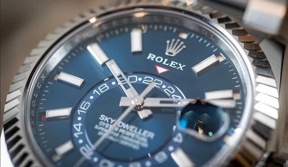 The 42 mm copy Rolex Sky-Dweller 326934 watches have blue dials.